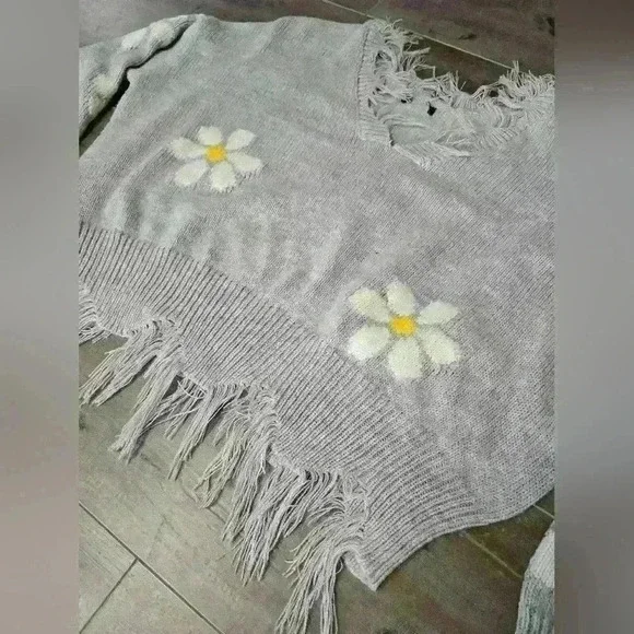 Polly & Esther Distressed Flower Sweater🌼 - Picture 6 of 6